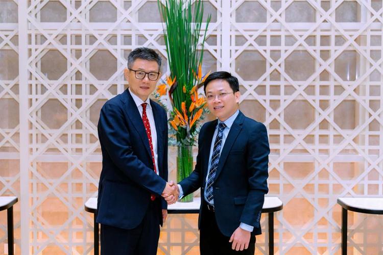 Ông Guo Zhi Feng (bên trái) thay mặt Hội đồng quản trị trao bổ nhiệm chức vụ Phó chủ tịch Hội đồng quản trị cho ông Lê Viết Hải Sơn (bên phải). Hình ảnh: Chicilon Media