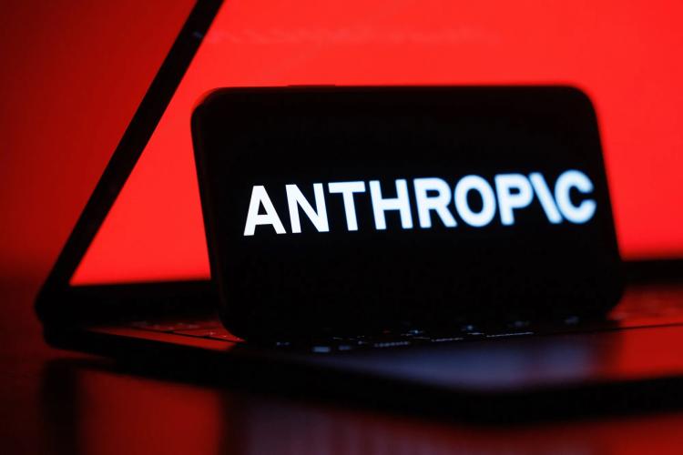 Logo Anthropic PBC trên một chiếc điện thoại thông minh. Hình ảnh: Andrey Rudakov/Bloomberg
