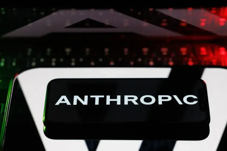 Logo Anthropic AI trên màn h ình điện thoại Ảnh: