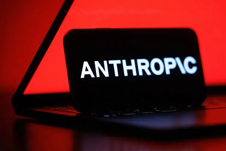 Logo Anthropic trên màn hình điện thoại di động Ảnh: Andrey Rudakov/Bloomberg