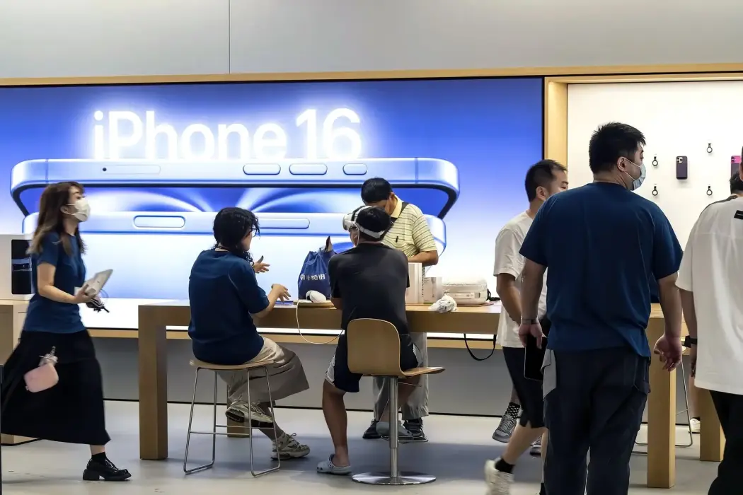 Khách hàng bên trong một cửa hàng Apple ở Thượng Hải. Hình ảnh: Qilai Shen/Bloomberg 