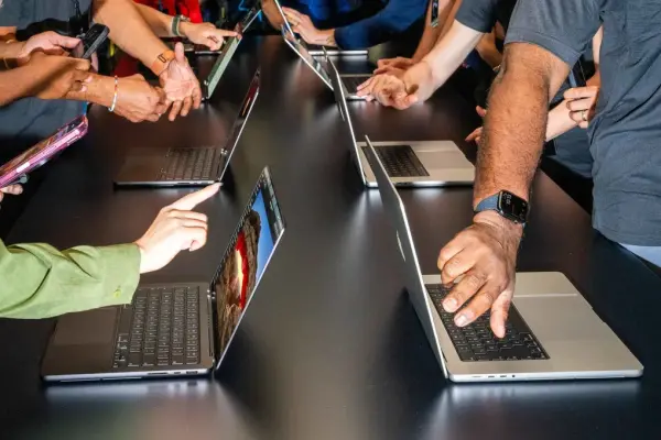 Apple ra mắt MacBook Pro cảm ứng, đảo ngược quan điểm của Steve Jobs