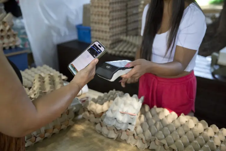 Người dùng sử dụng Apple Pay để thanh toán. Ảnh: Brent Lewin/Bloomberg