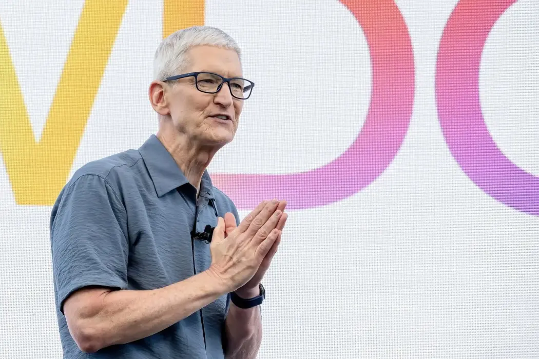 CEO Apple Tim Cook đã tập hợp nhân viên để ủng hộ những nỗ lực phát triển AI của công ty. Hình ảnh: David Paul Morris/Bloomberg 