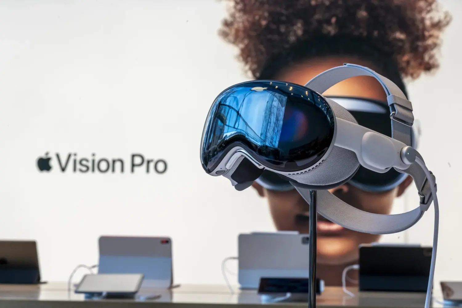 Kính thực tế ảo Vision Pro mới của Apple được sản xuất tại Việt Nam