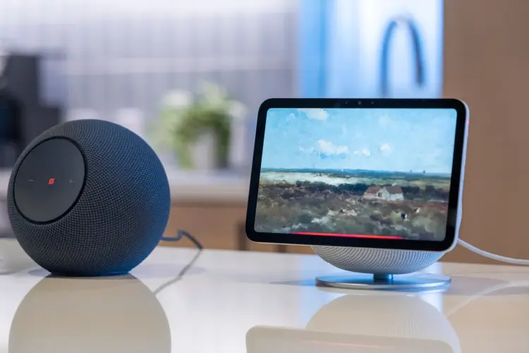 Thiết bị mới của Apple sẽ có thiết kế tương tự Amazon Echo Show 8.
 ảnh: M. Scott Brauer/Bloomberg.