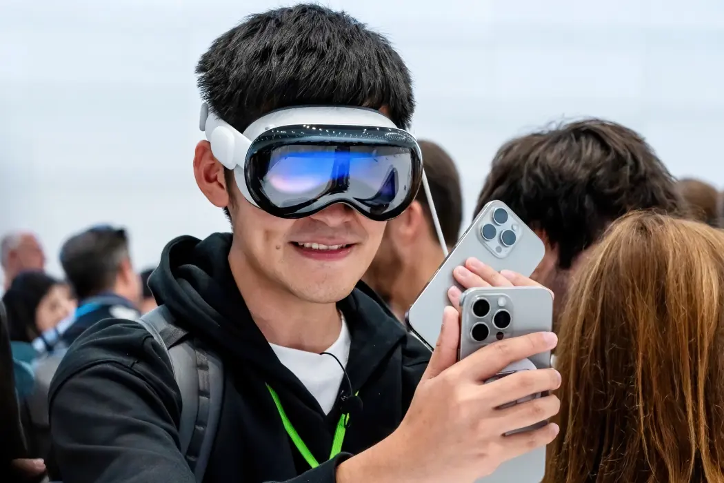 Một người tham dự đeo Apple Vision Pro tại sự kiện ra mắt iPhone 16. Hình ảnh: David Paul Morris/Bloomberg