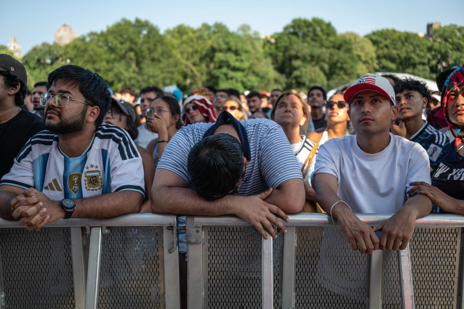 Nhiều cổ động viên Argentina gánh “nỗi đau kép” sau trận chung kết World Cup
