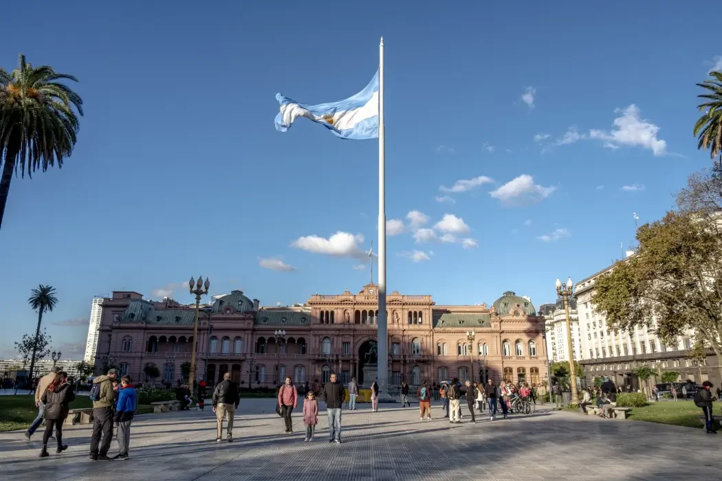Quốc kỳ Argentina tại Quảng trường Plaza de Mayo ở Buenos Aires. Hình ảnh: Erica Canepa/Bloomberg
