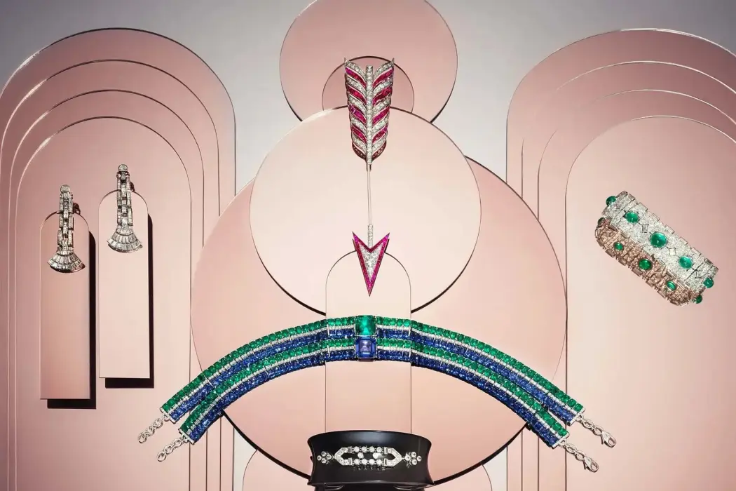 Từ trái sang: Hoa tai kim cương hình hoa sen Ai Cập cổ điển ($68.500 tại Briony Raymond); vòng cổ Chopard Haute Joaillerie (giá theo yêu cầu) đính sapphire, ngọc lục bảo và kim cương; trâm cài bằng kim cương và hồng ngọc của Bulgari thập niên 1930 (giá th 