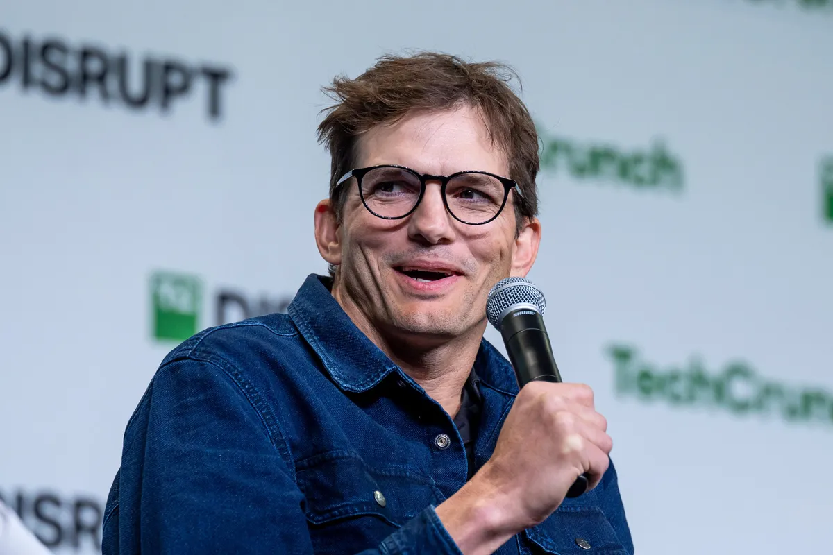 Ashton Kutcher Anh David Paul MorrisBloomberg