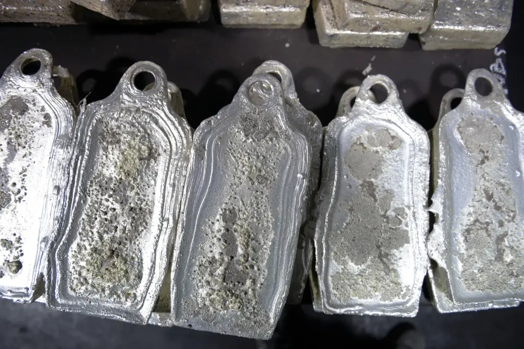 Giá bạc vượt 50 USD, cao nhất bốn thập kỷ qua