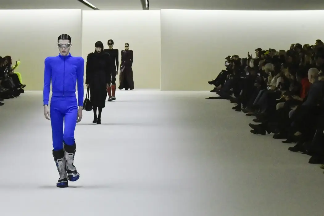Trình diễn bộ sưu tập Đông 2023 của Balenciaga ngày 5.3 tại Paris. Ảnh: Victor Virgile/Gamma-Rapho/Getty Images 