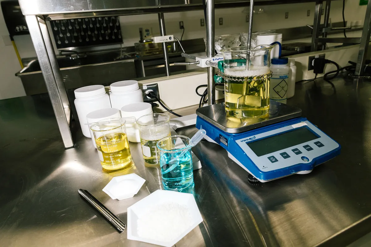 Bàn tay thầm lặng2