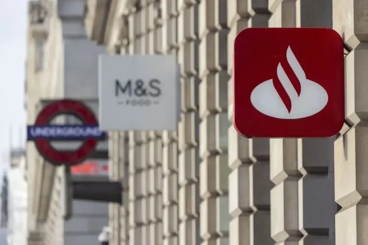 Chi nhánh Banco Santander SA ở London. Ảnh: Carlos Jasso/Bloomberg
