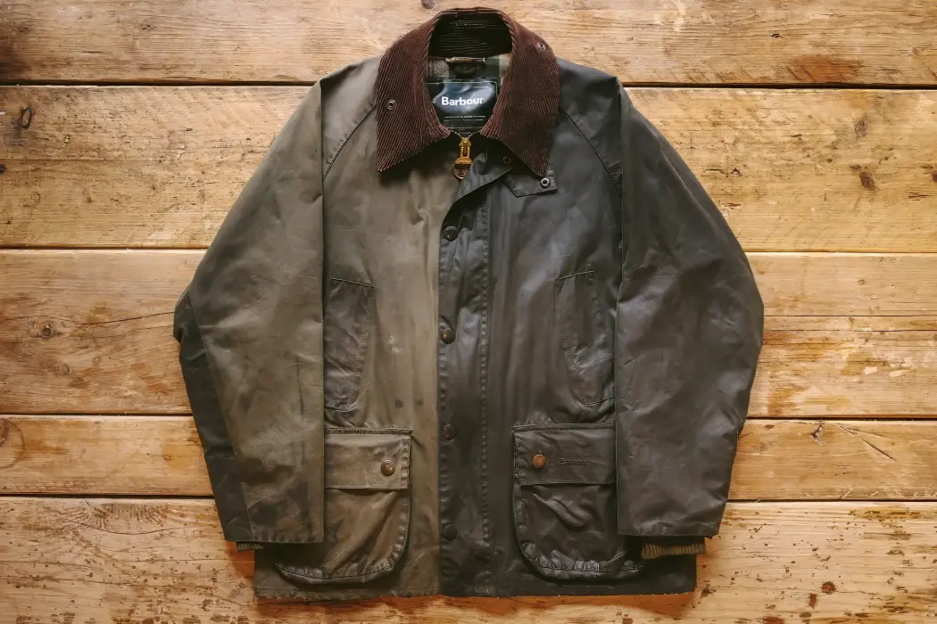 Chiếc áo khoác Barbour đã cũ, với nửa bên trái giữ nguyên và nửa bên phải được phủ sáp lại. Nguồn: Barbour 