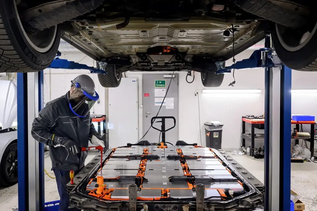 Một kỹ thuật viên đang làm việc với các bộ pin tại một nhà máy ở Na Uy. Hình ảnh: Naina Helén Jåma/Bloomberg 