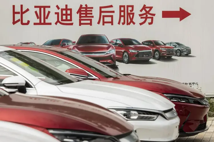BYD hiện dự kiến ​​sẽ giao 4,6 triệu xe trong năm nay, giảm mạnh so với mục tiêu trước đó là 5,5 triệu xe. Hình ảnh: Qilai Shen/Bloomberg