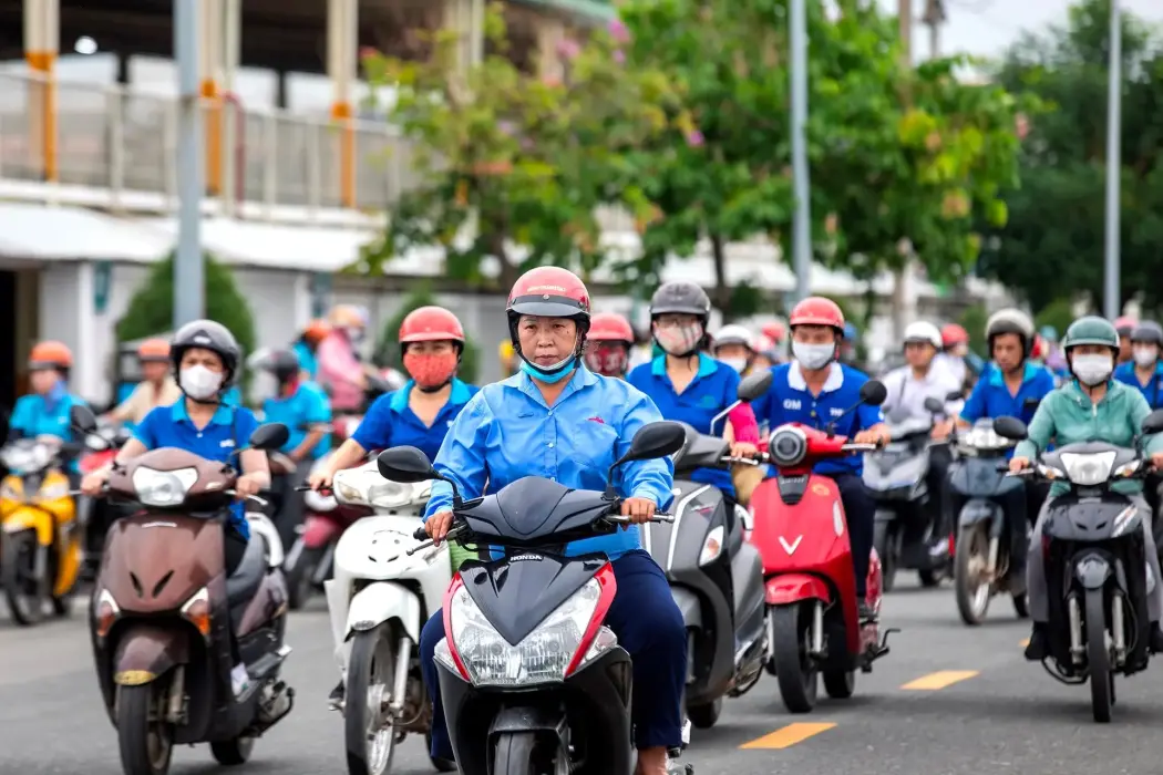 Công nhân tan ca tại khu công nghiệp Biên Hoà 2. Hình ảnh: Maika Elan 