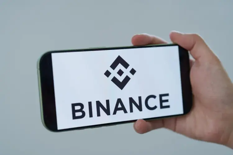 Logo Binance trên điện thoại Ảnh: SeongJoon Cho/Bloomberg