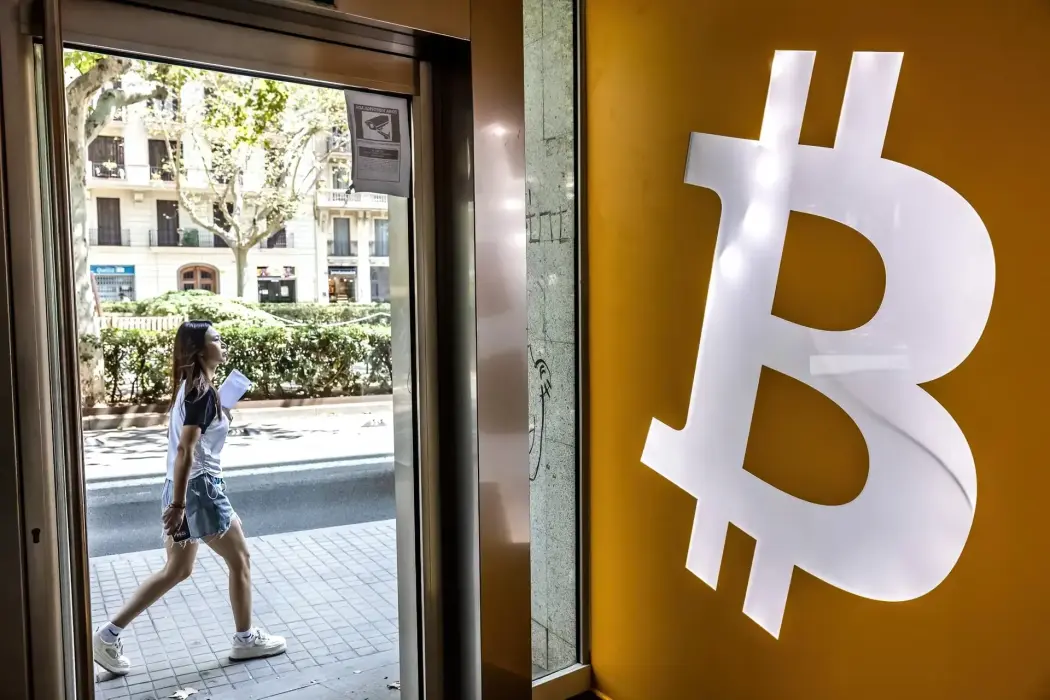 Bitcoin rơi xuống mức đáy trong 7 tuần khi dòng tiền chuyển sang Ether