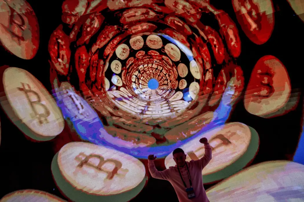 Bitcoin xuống dưới 61.000 USD khi áp lực bán tháo tăng mạnh