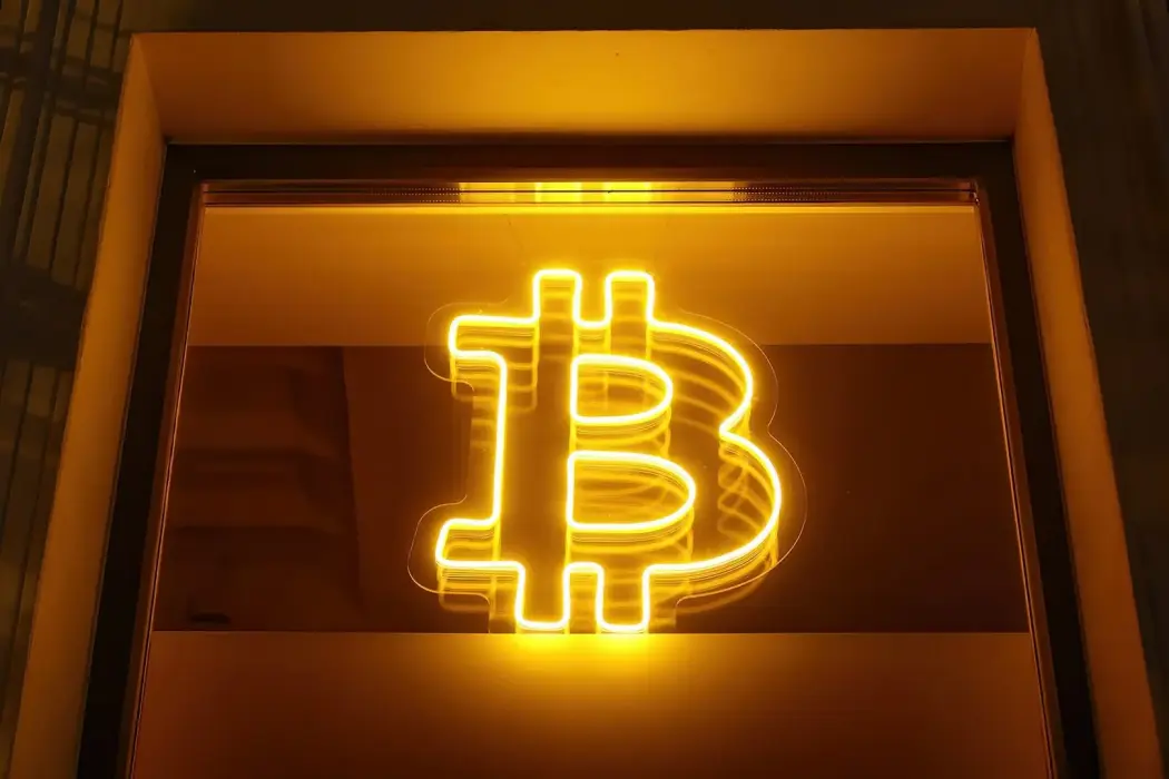 Logo Bitcoin màu neon tại một sàn giao dịch tiền điện tử ở Riga, Latvia, vào thứ Hai, ngày 7 tháng 7 năm 2025. Hình ảnh: Andrey Rudakov/Bloomberg 