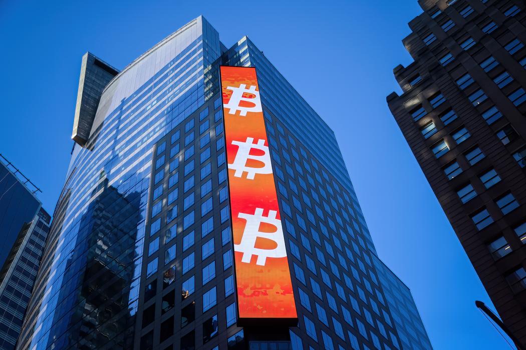 Biển hiệu Bitcoin tại sàn Nasdaq MarketSite ở New York, Mỹ. Hình ảnh: Michael Nagle/Bloomberg 
