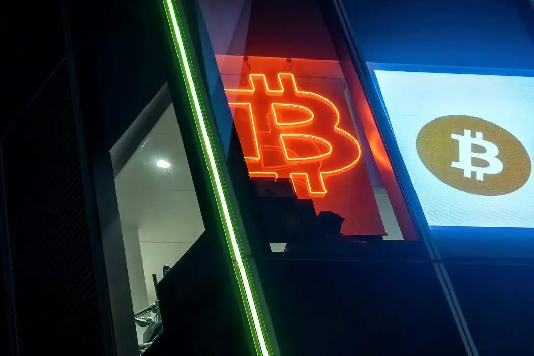 Giá Bitcoin giảm sau khi lập đỉnh kỷ lục 123.000 USD