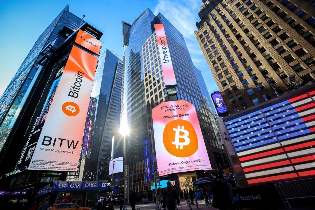 Biển hiệu Bitcoin tại Quảng trường Thời đại ở New York, Mỹ, ngày thứ Ba, 9 tháng 12 năm 2025. Hình ảnh: Michael Nagle/Bloomberg 