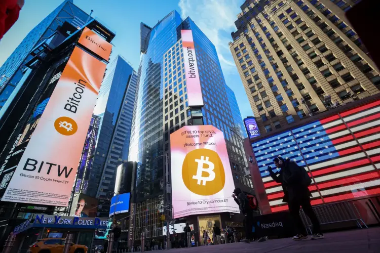Biển hiệu Bitcoin tại Quảng trường Thời đại ở New York. Hình ảnh: Michael Nagle/Bloomberg