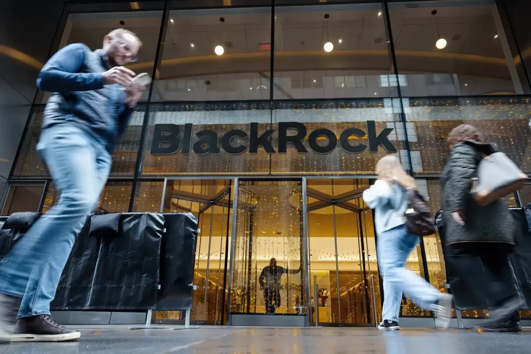 BlackRock hạn chế sử dụng thiết bị công ty khi đi công tác Trung Quốc