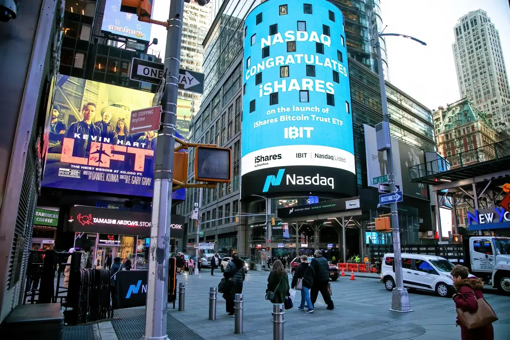 Biển hiệu quỹ ETF BlackRock iShares Bitcoin Trust (IBIT) tại Nasdaq MarketSite ở New York sau khi ra mắt vào tháng 1 năm 2024. Hình ảnh: Michael Nagle/Bloomberg 