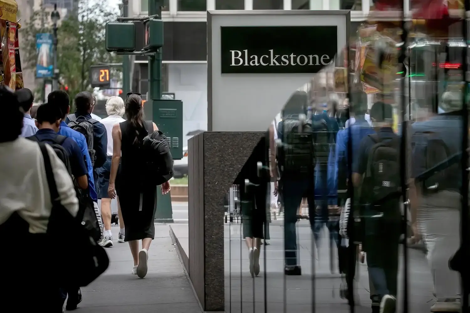 Blackstone dẫn đầu cuộc đua khai thác 7.000 tỉ USD tiền mặt tại Nhật