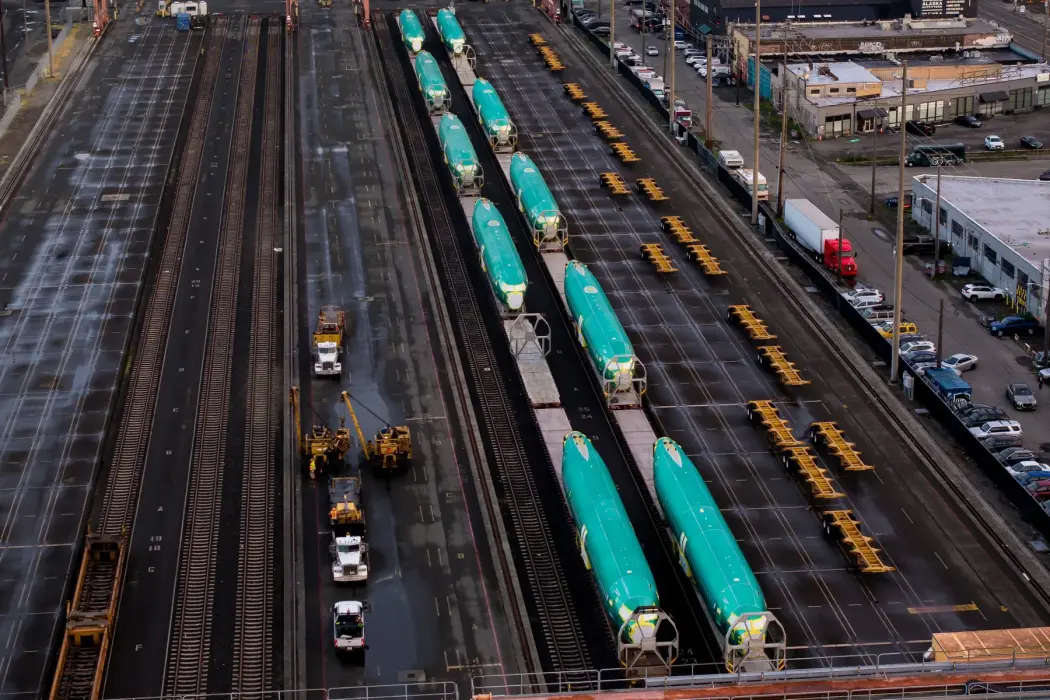 Thân máy bay Boeing 737 Max trên các toa tàu ở Seattle
Hình ảnh: David Ryder/Bloomberg 