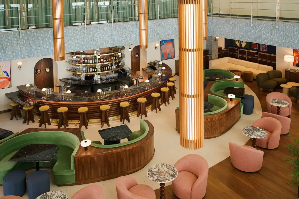 Quầy bar sảnh của Municipal Grand phục vụ đồ uống pha sẵn theo kiểu gia đình vào giờ vàng. Hình ảnh: Kelly Calvillo 