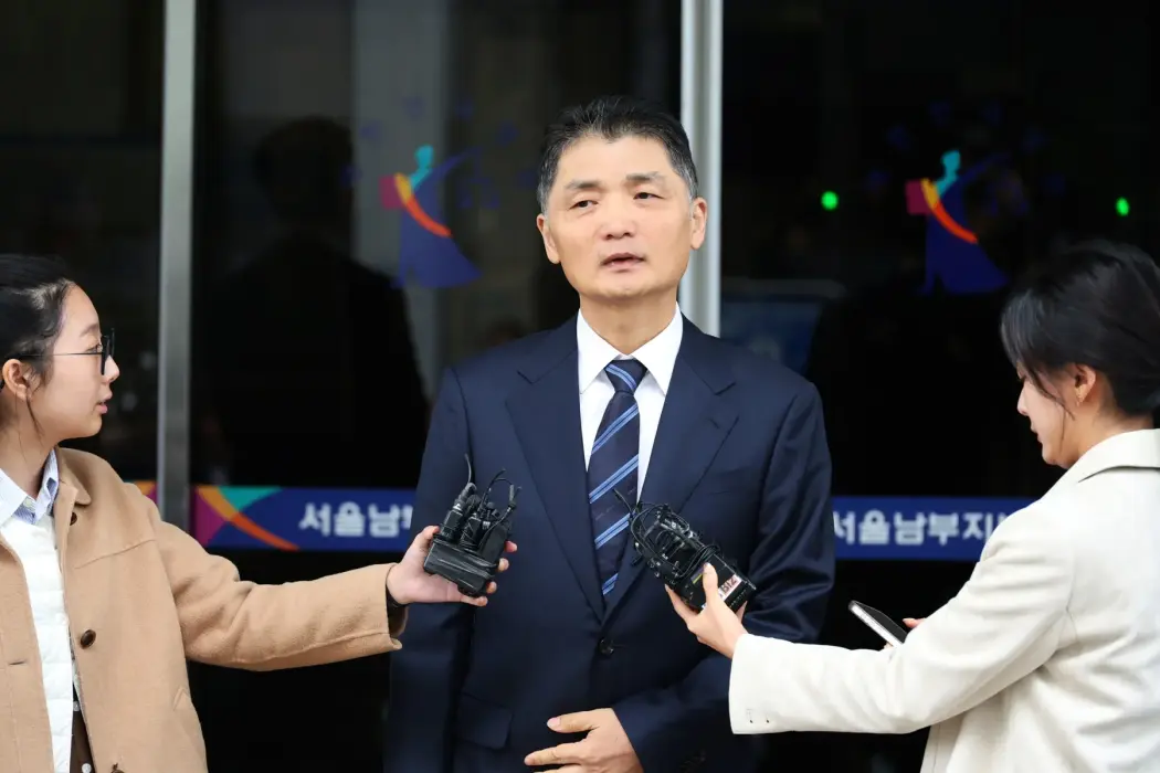 Tỉ phú Brian Kim rời tòa án tại Seoul ngày 21.10. Hình ảnh: Jean Chung/Bloomberg. 