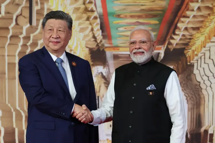 Thủ tướng Narendra Modi chào đón Chủ tịch Tập Cận Bình khi ông đến tham dự hội nghị thượng đỉnh BRICS tại New Delhi. Hình ảnh: Bộ Ngoại giao Ấn Độ