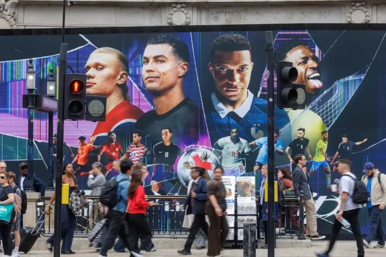 Biển hiệu quảng cáo ở cửa hàng Nike  tại London Ảnh: Jason Alden/Bloomberg