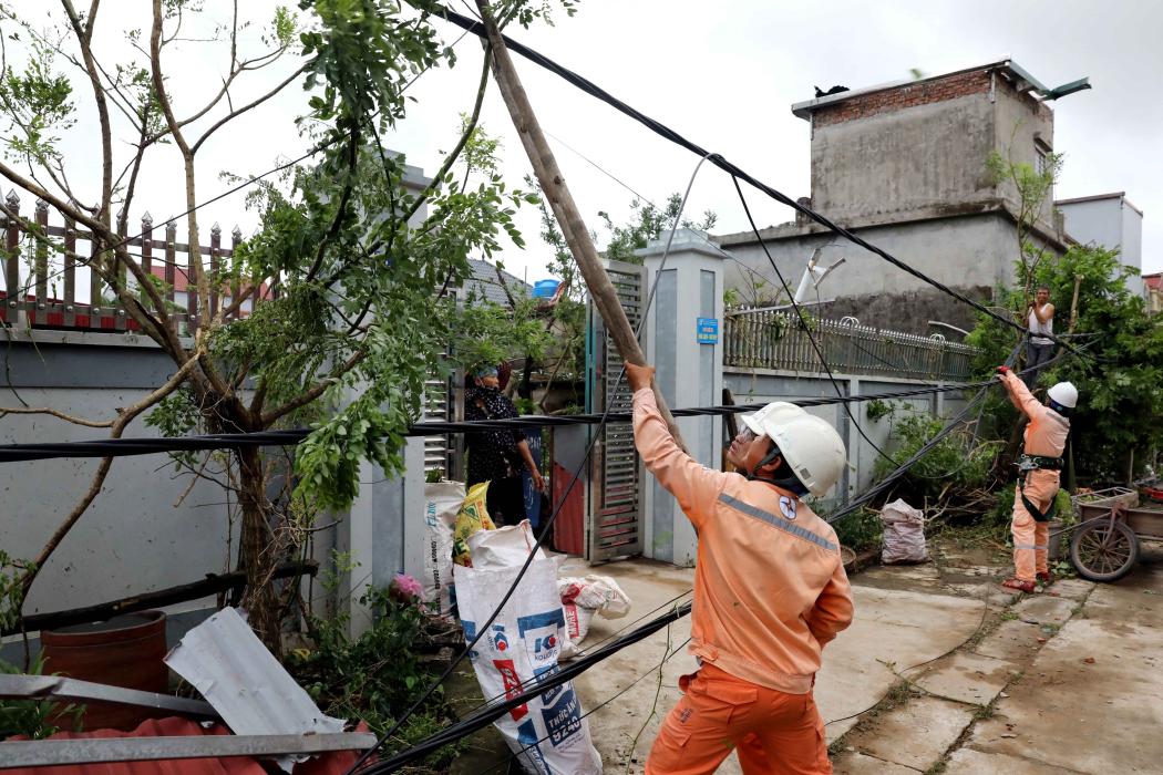 Ít nhất 19 người chết, gần 3 triệu khách hàng mất điện trong bão Bualoi