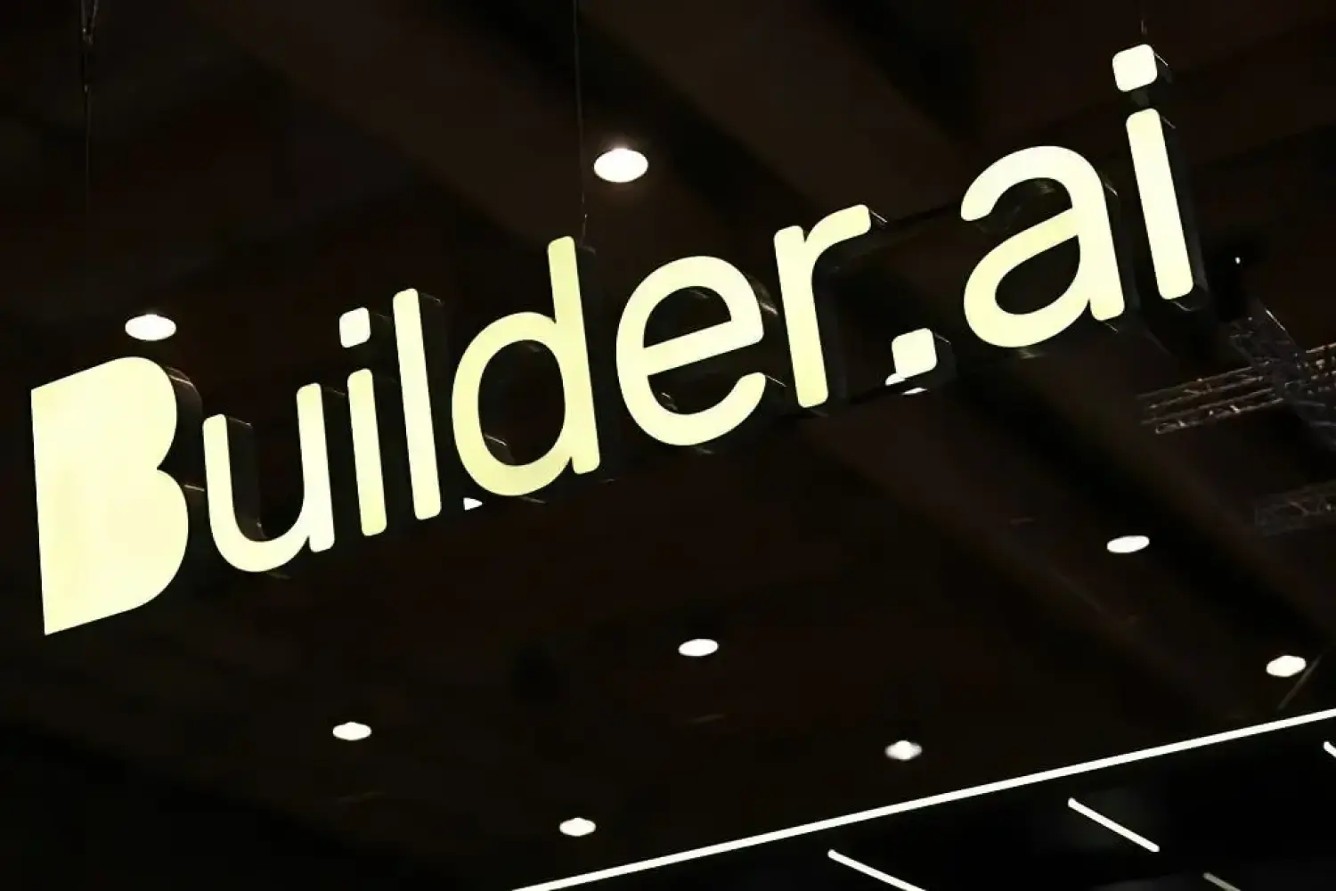 Builder.ai sụp đổ có phải là chỉ dấu cho kỷ nguyên “AI trá hình” sắp kết thúc?