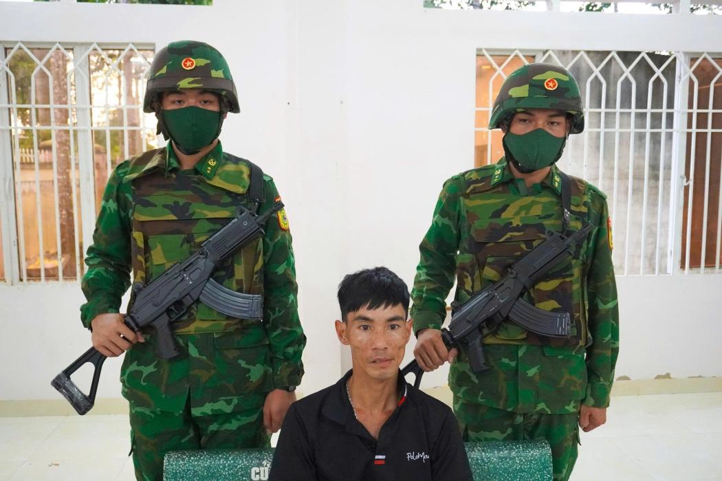 Đối tượng buôn lậu vàng bị lực lượng biên phòng tại tỉnh Tây Ninh bắt giữ. Hình ảnh: TTXVN 