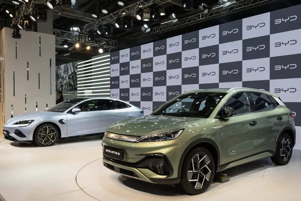 Hai mẫu xe Seal and Atto 3 của BYD ở triển lãm India Auto Expo. Hình ảnh: Anindito Mukherjee/Bloomberg 