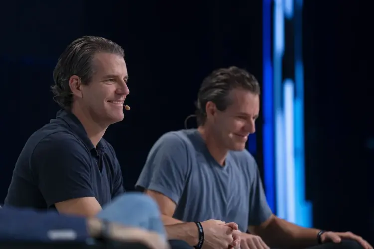 Hai anh em nhà Winklevoss, Cameron bên trái và Tyler, tại sự kiện Token2049 ở Singapore Ảnh: Ore Huiying/Bloomberg