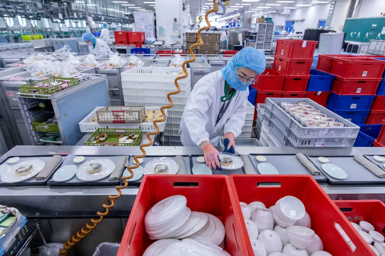 Bên trong căn bếp khổng lồ cung cấp 100.000 suất ăn hàng không mỗi ngày