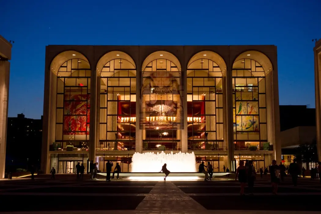 Ai lại mua một bức tranh họ không thể hoàn toàn sở hữu?