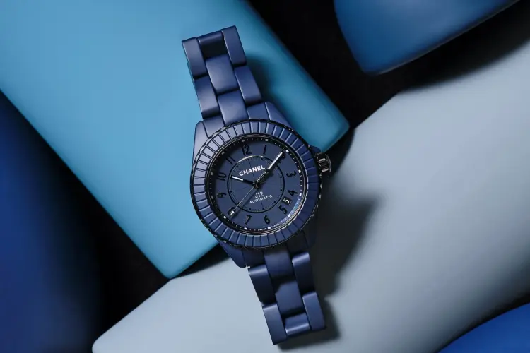 Đồng hồ Chanel J12 Bleu. Hình ảnh: Hannah Whitaker cho Bloomberg Businessweek