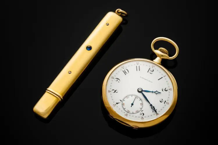 Chiếc đồng hồ bỏ túi Patek Philippe bằng vàng 18K của John Jacob Astor IV, cùng với hộp đựng bút chì bằng vàng của ông. Nguồn: Freeman’s