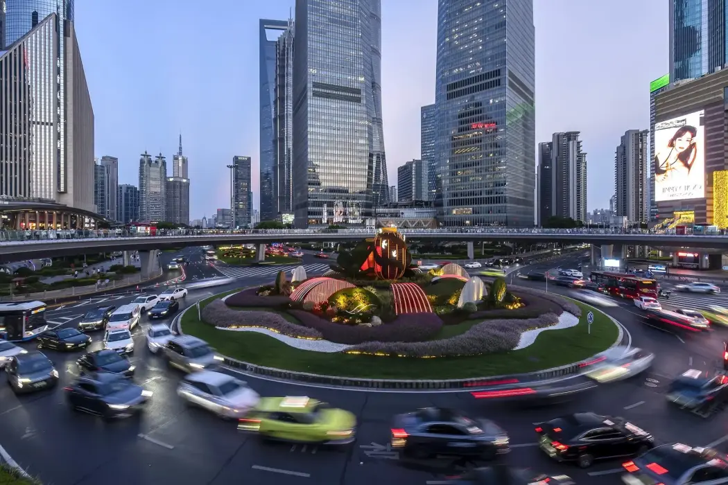 Giao thông tại Khu tài chính Lục Gia Chủy của Phố Đông, Thượng Hải, Trung Quốc. Hình ảnh: Qilai Shen/Bloomberg 