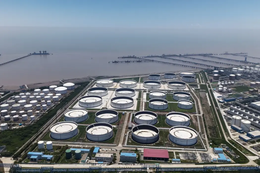 Các bồn chứa dầu ở ngoại ô Thượng Hải. Hình ảnh: Qilai Shen/Bloomberg 